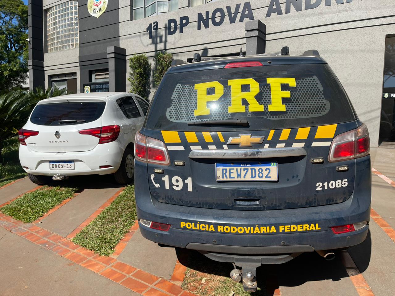 Carro onde o casal foi flagrado com a droga - Foto: Jornal da Nova